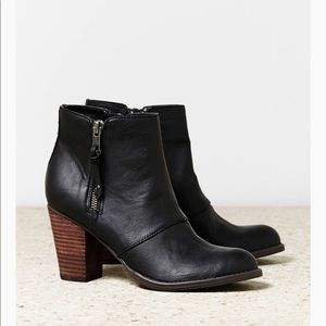 Black wood heeled leather booties - Size 6